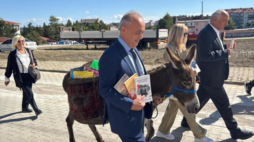 Eşeğiyle kitap taşıyor, k&ouml;y &ccedil;ocuklarının hayallerine ışık oluyor