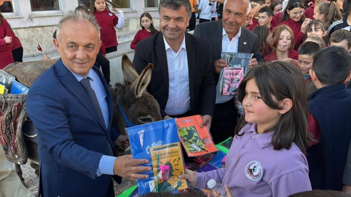 Eşeğiyle kitap taşıyor, k&ouml;y &ccedil;ocuklarının hayallerine ışık oluyor 1