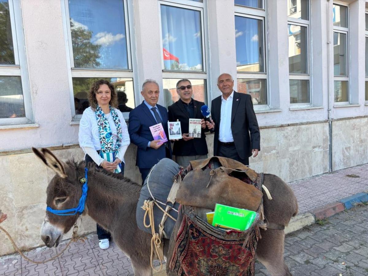 Eşeğiyle kitap taşıyor, k&ouml;y &ccedil;ocuklarının hayallerine ışık oluyor 2