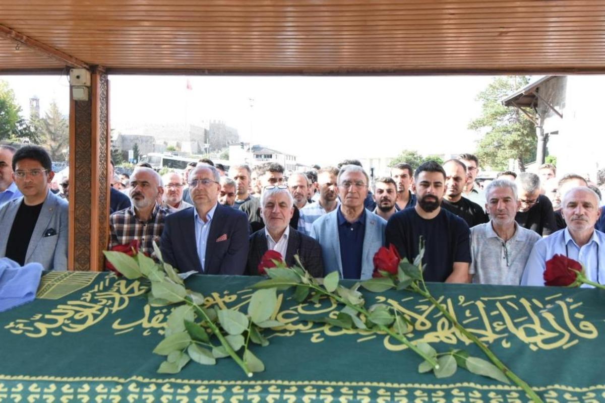 Erzurum da &ccedil;ifte acı: Gen&ccedil; akademisyen ve kahraman gazi son yolculuğuna uğurlandı 1