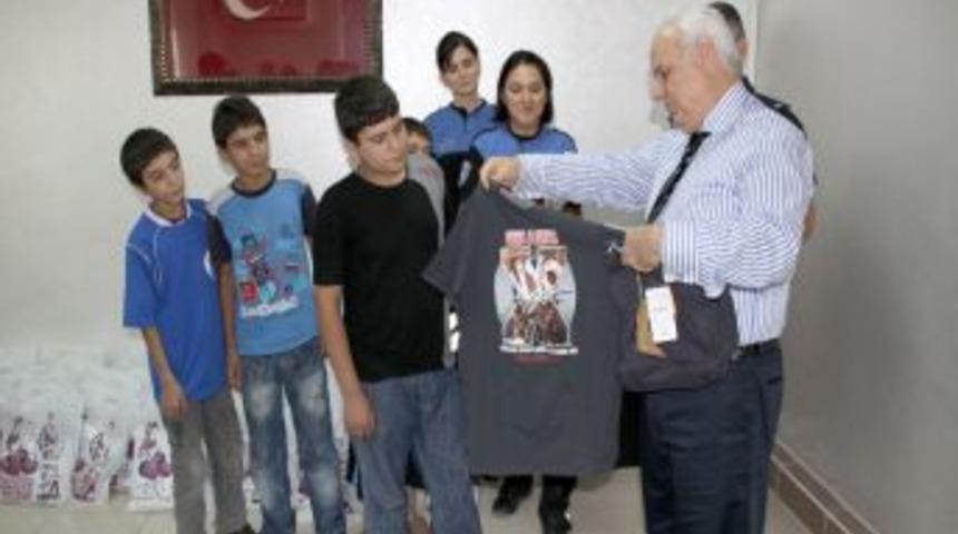 TOPDES B&uuml;rosu 200 &ouml;ğrenciyi giydirdi