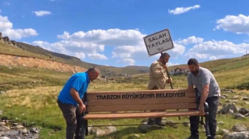 Salah'ın oturduğu taşın yanına konulan tabela ve bank bir gecede kayboldu