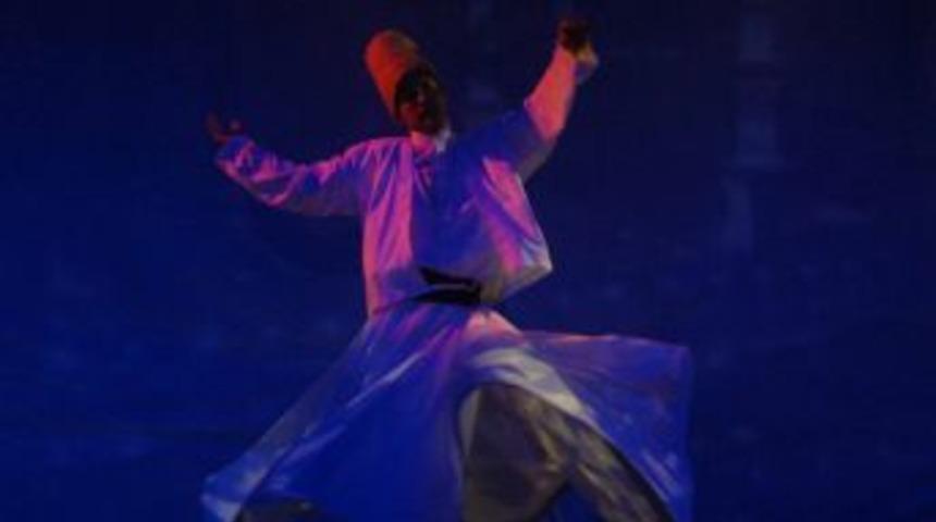 Semazen g&ouml;sterileri g&ouml;n&uuml;lleri mest etti