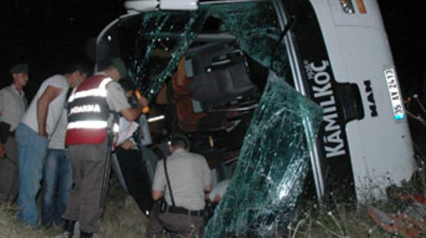 Manisa'da yolcu otob&uuml;s&uuml; devrildi: 49 yaralı