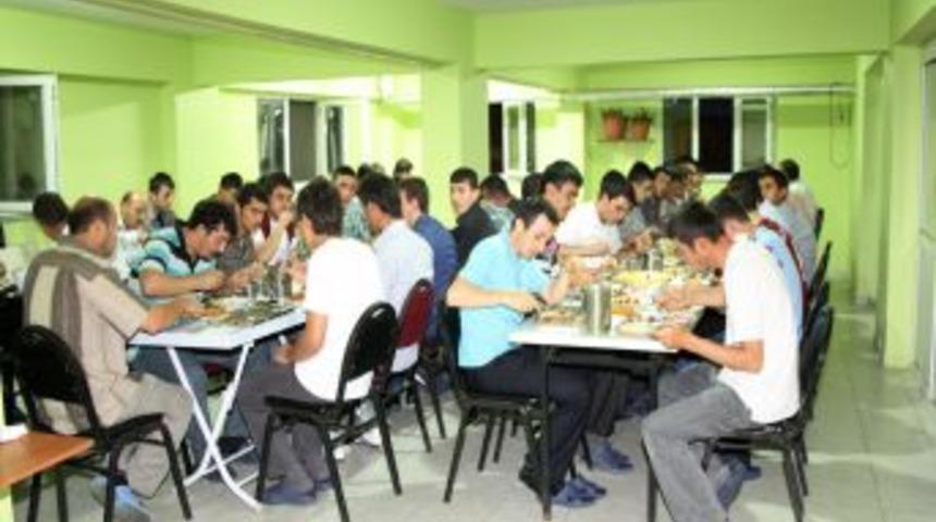 Zafer Fen Dershanesi &uuml;niversiteli &ouml;ğrencilerini iftarda buluşturdu