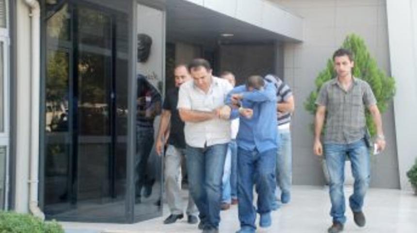 Kasa hırsızları, &ccedil;aldıkları parayı harcayamadan yakalandı