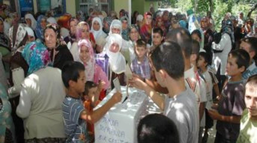 kur'an kursu &ouml;ğrencileri bayram har&ccedil;lıklarını Somali&rsquo;ye bağışladı