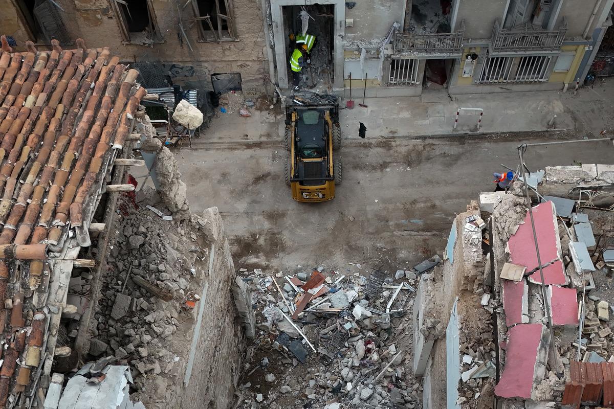 Atina da patlama sonucu yıkılan binada &ouml;l&uuml; sayısı 6 ya y&uuml;kseldi 1
