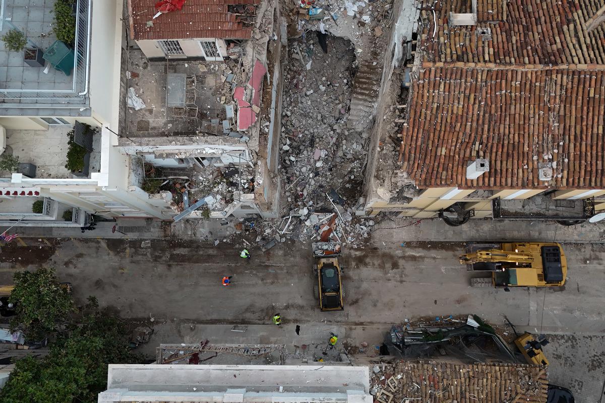 Atina da patlama sonucu yıkılan binada &ouml;l&uuml; sayısı 6 ya y&uuml;kseldi 2