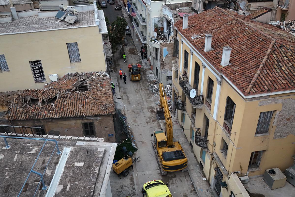Atina da patlama sonucu yıkılan binada &ouml;l&uuml; sayısı 6 ya y&uuml;kseldi 3