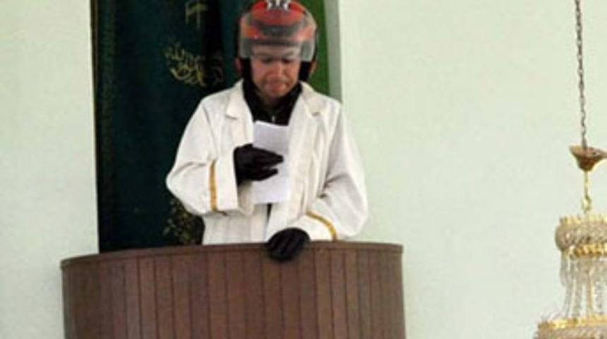 İmam vaaza kaskla &ccedil;ıktı cemaat şaşkına d&ouml;nd&uuml;