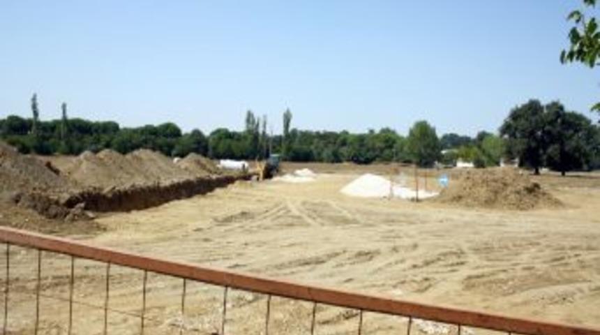 Tarım arazisine spor kompleksi yapan B&uuml;y&uuml;kşehir Belediyesi'ne tepki