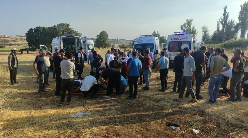 Diyarbakır&rsquo;da devrilen otomobildeki 4&rsquo;&uuml; &ccedil;ocuk, 9 kişi yaralandı