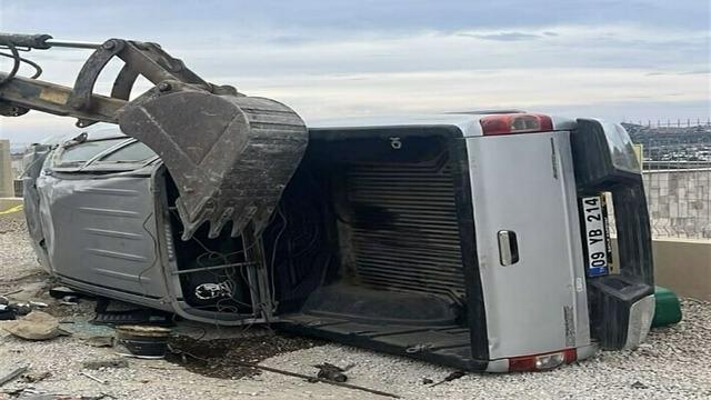 Duvara çarpan kamyonetin çocuk sürücüsü yaşamını yitirdi