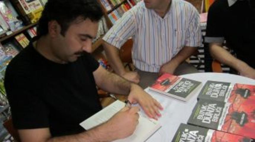 Yazar D&uuml;zg&uuml;n, NT Bandırma Şubesi'nde imza g&uuml;n&uuml;ne katıldı