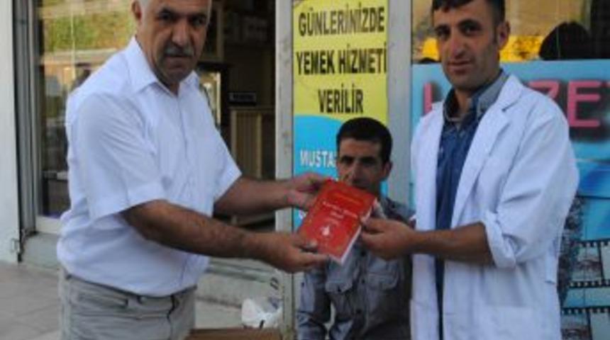 Ramazan'da sigarayı bırakanlara Kur&rsquo;an-ı Kerim hediye