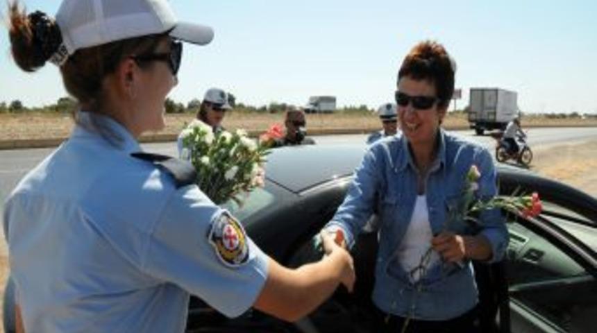 Polis &ccedil;i&ccedil;ek i&ccedil;in durdurdu, s&uuml;r&uuml;c&uuml;ler radar korkusu yaşadı