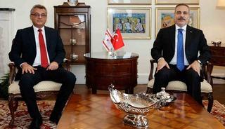 Bakan Fidan, KKTC Cumhurbaşkanı Erh&uuml;rman ve Dışişleri Bakanı Ertuğruloğlu ile bir araya geldi