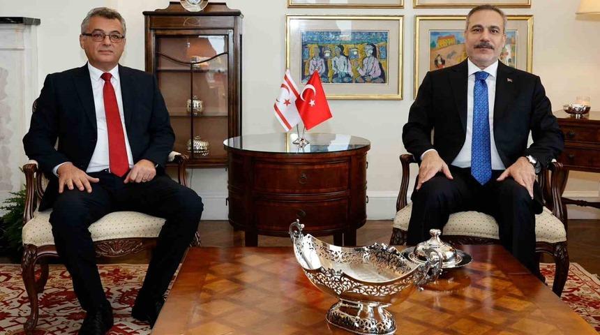 Bakan Fidan, KKTC Cumhurbaşkanı Erh&uuml;rman ve Dışişleri Bakanı Ertuğruloğlu ile bir araya geldi