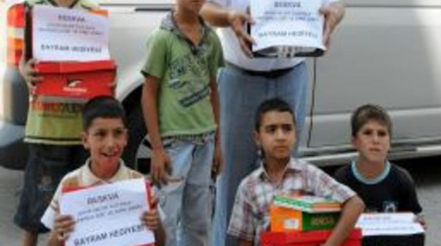 İşadamı Keleşoğlu, &ccedil;ocuklara bayram hediyesi olarak 100 &ccedil;ift ayakkabı verdi