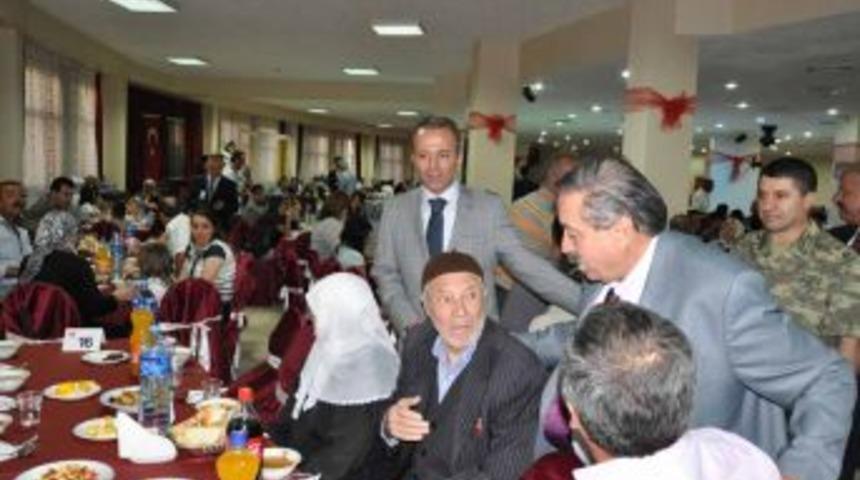 Valilik&rsquo;ten şehit ailelerine iftar yemeği