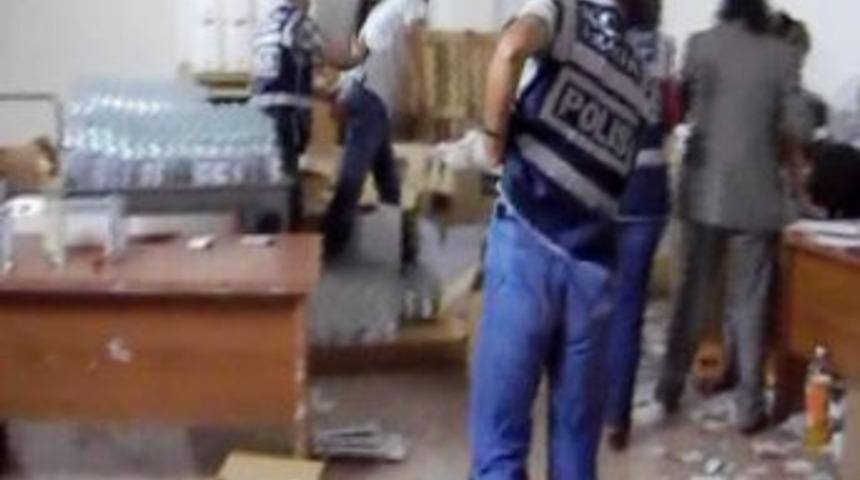 İzmir'de sahte i&ccedil;ki ve ka&ccedil;ak sigara operasyonları