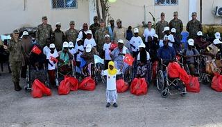 MSB Somali'de ihtiya&ccedil; sahibi gazi ve ailelerine tekerlekli sandalye dağıttı