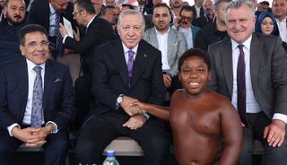 Tanzanyalı Osman Ali, Erdoğan'la sohbet etti, elini &ouml;pt&uuml;