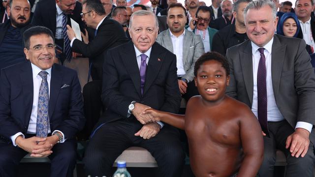‘Yağlı Güreş Cumhurbaşkanlığı Kupası’ törenine damga vurdu: Tanzanyalı Osman Ali Cumhurbaşkanı Erdoğan'la sohbet etti, elini öptü