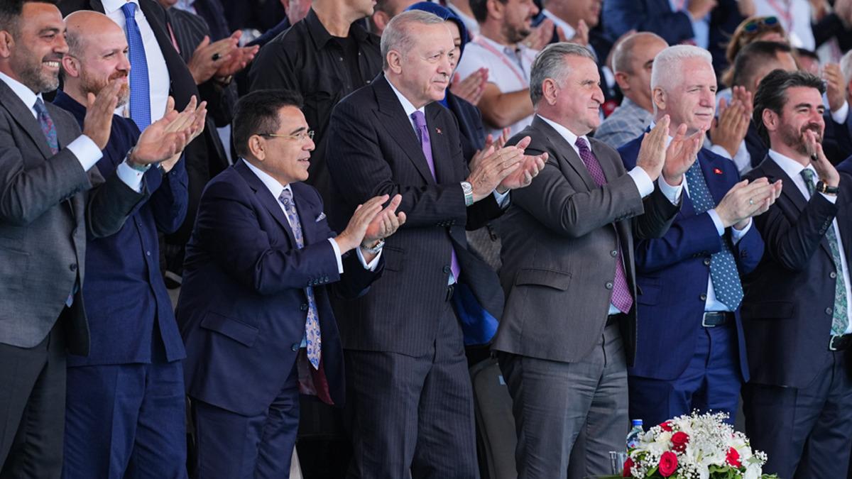 ‘Yağlı Güreş Cumhurbaşkanlığı Kupası’ törenine damga vurdu: Tanzanyalı Osman Ali Cumhurbaşkanı Erdoğan la sohbet etti, elini öptü 1