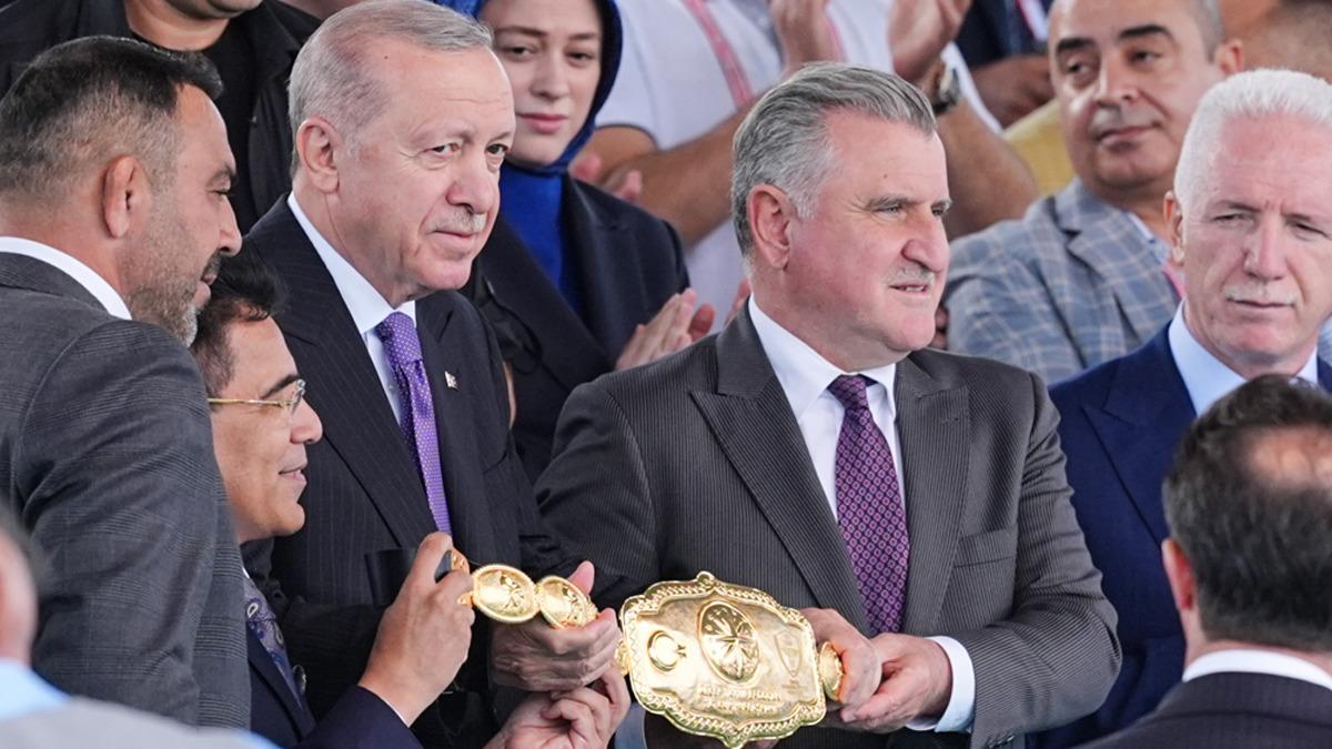 ‘Yağlı Güreş Cumhurbaşkanlığı Kupası’ törenine damga vurdu: Tanzanyalı Osman Ali Cumhurbaşkanı Erdoğan la sohbet etti, elini öptü 2