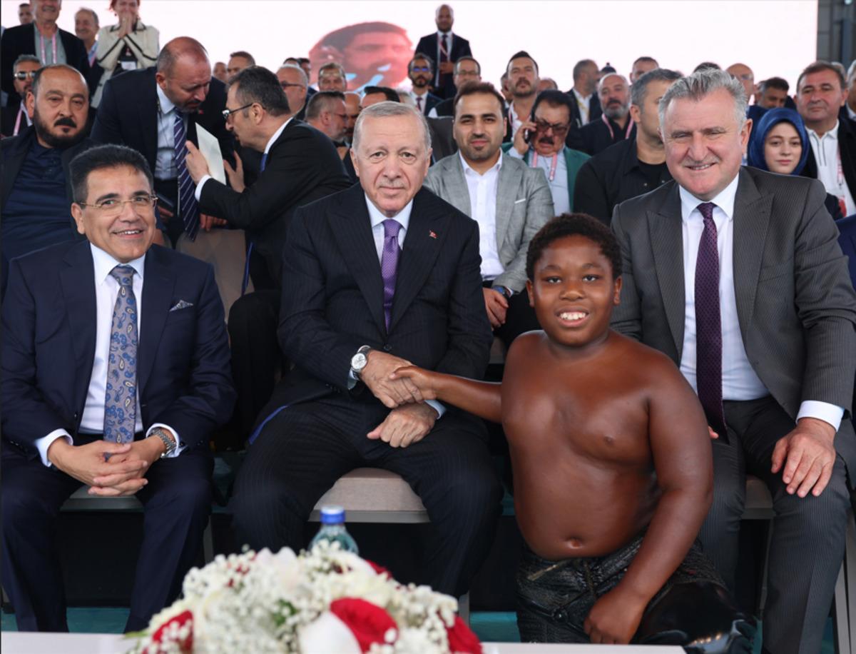 ‘Yağlı Güreş Cumhurbaşkanlığı Kupası’ törenine damga vurdu: Tanzanyalı Osman Ali Cumhurbaşkanı Erdoğan la sohbet etti, elini öptü 3