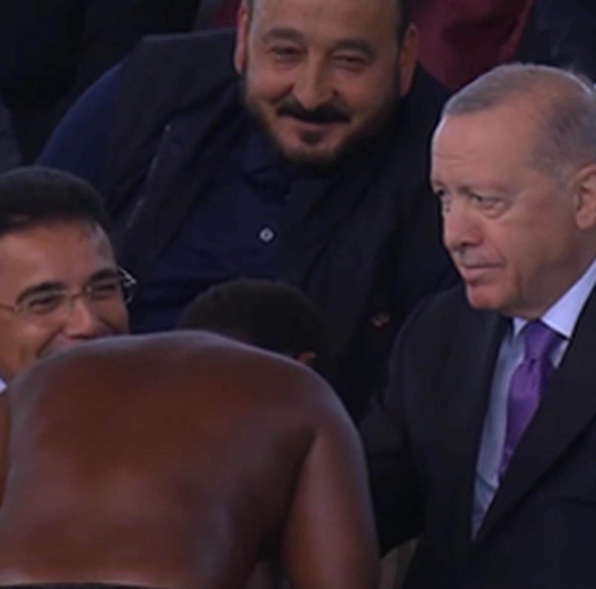‘Yağlı Güreş Cumhurbaşkanlığı Kupası’ törenine damga vurdu: Tanzanyalı Osman Ali Cumhurbaşkanı Erdoğan la sohbet etti, elini öptü 4