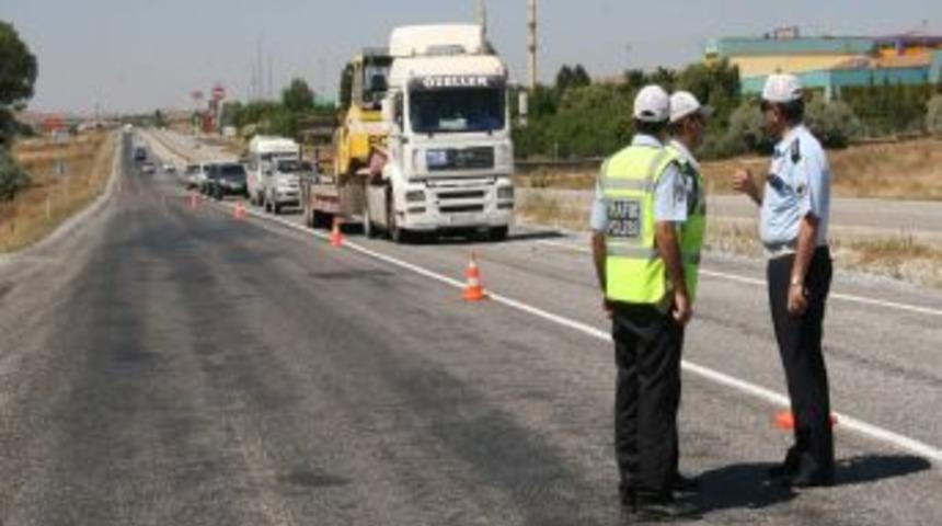 Yozgat Emniyeti, s&uuml;r&uuml;c&uuml;lere &ouml;nce &ccedil;ikolata ikram etti sonra uyardı