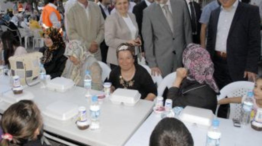 Bakan Taner Yıldız, iftarını vatandaşlarla birlikte yaptı