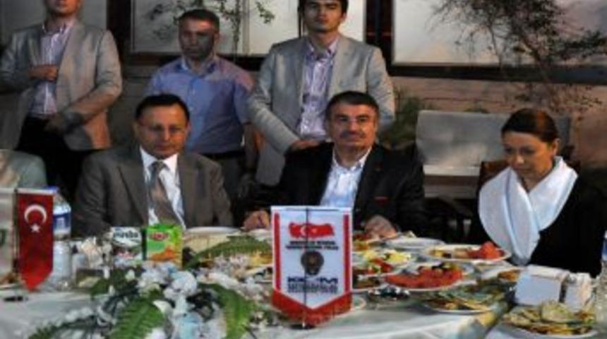 Bakan Şahin, g&uuml;venlik g&uuml;&ccedil;leriyle sahur yaptı