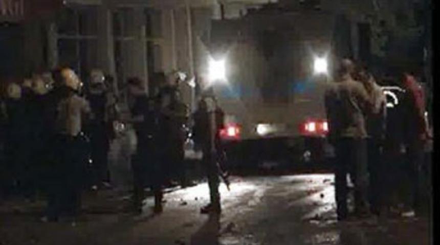 İzmir'de polise molotoflu taşlı saldırı