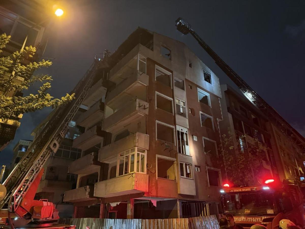 Güngören’de metruk binanın çatı katı alev alev yandı: O anlar kamerada 1