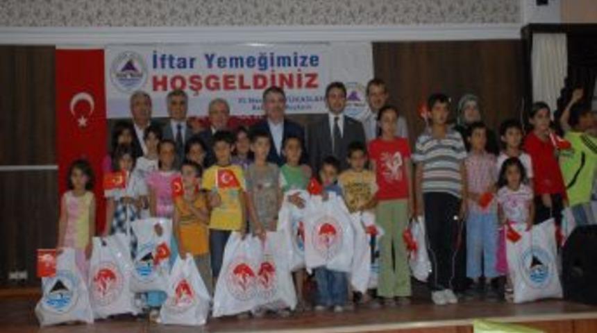 Bakan Şahin, belediyenin iftarına katılıp bayramlık dağıttı