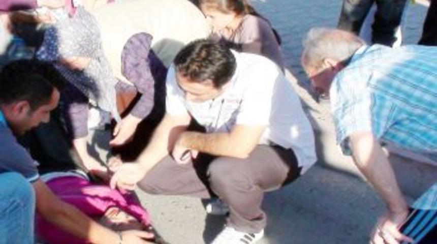 Tekeri patlayan ara&ccedil;taki 3 kişi yola savruldu