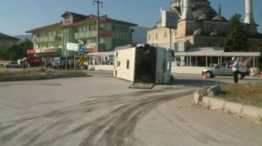 D 100 Karayolu'nda kaza 5 kişi yaralandı