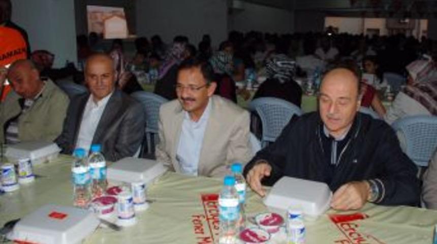 Vali Bilici ve Başkan &Ouml;zhaseki iftarını vatandaşlar birlikte yaptı