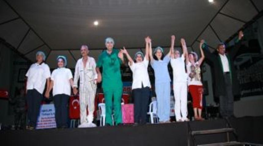 İşitme engellilerin tiyatro g&ouml;sterisi b&uuml;y&uuml;k ilgi g&ouml;rd&uuml;