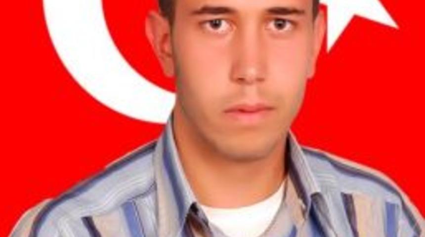 Ermenek şehidine ağlıyor