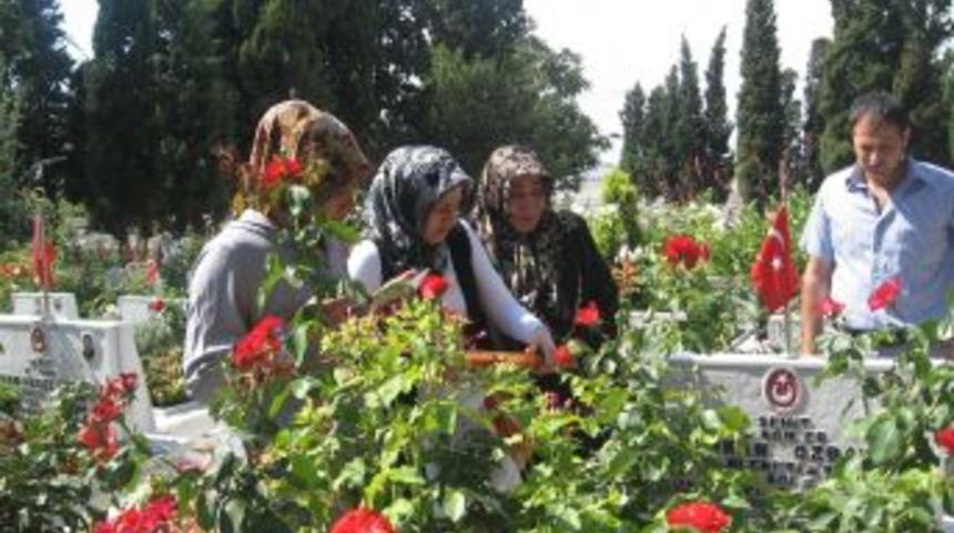 Edirnekapı Şehitliği'nde h&uuml;z&uuml;nl&uuml; bayram