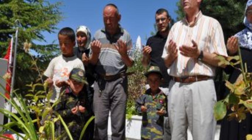 Bayram arifesinde vatandaşlar şehitliğe koştu