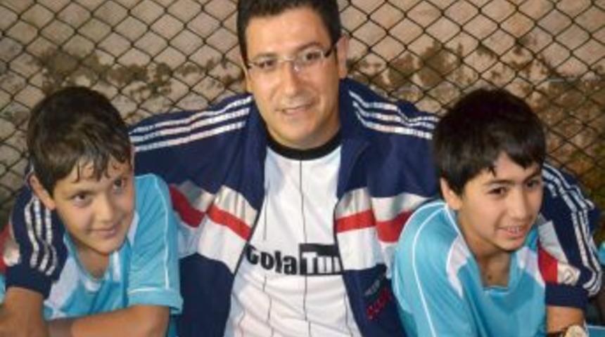 AK Marti Milletvekili İdris Şahin, kimsesiz &ccedil;ocuklarla top oynadı