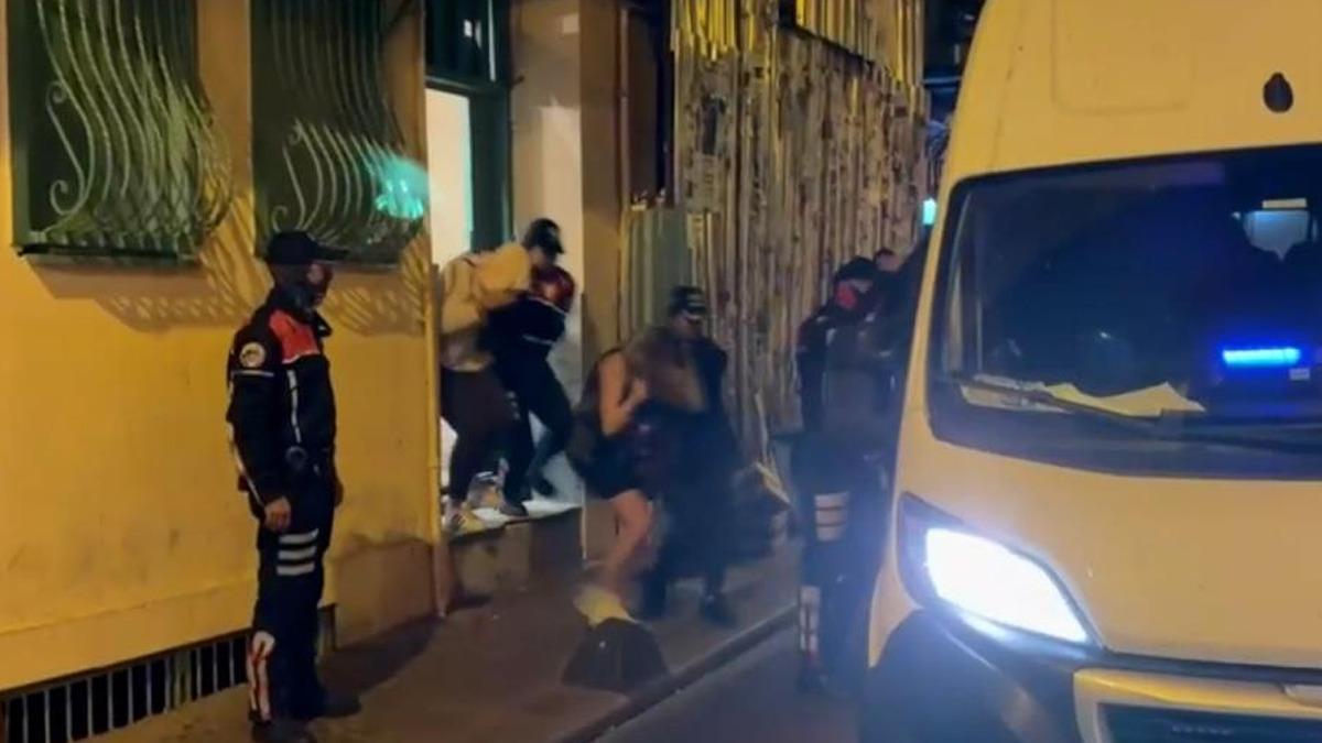 Beyoğlu ndaki fuhuş pazarlığı dronla tespit edildi! 27 şüpheli gözaltına alındı 3