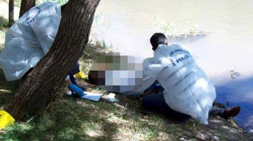 Tartıştığı babasını, boğazını keserek &ouml;ld&uuml;rd&uuml;