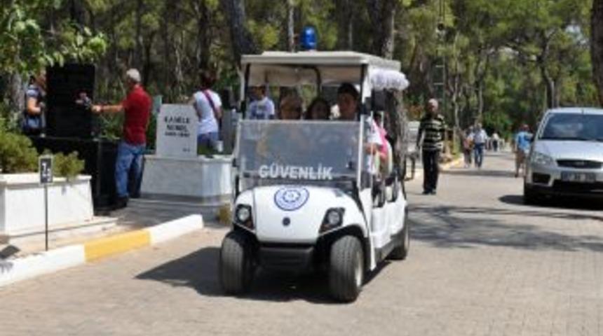 Antalya&rsquo;da mezarlıklar ziyaret&ccedil;i akınına uğruyor